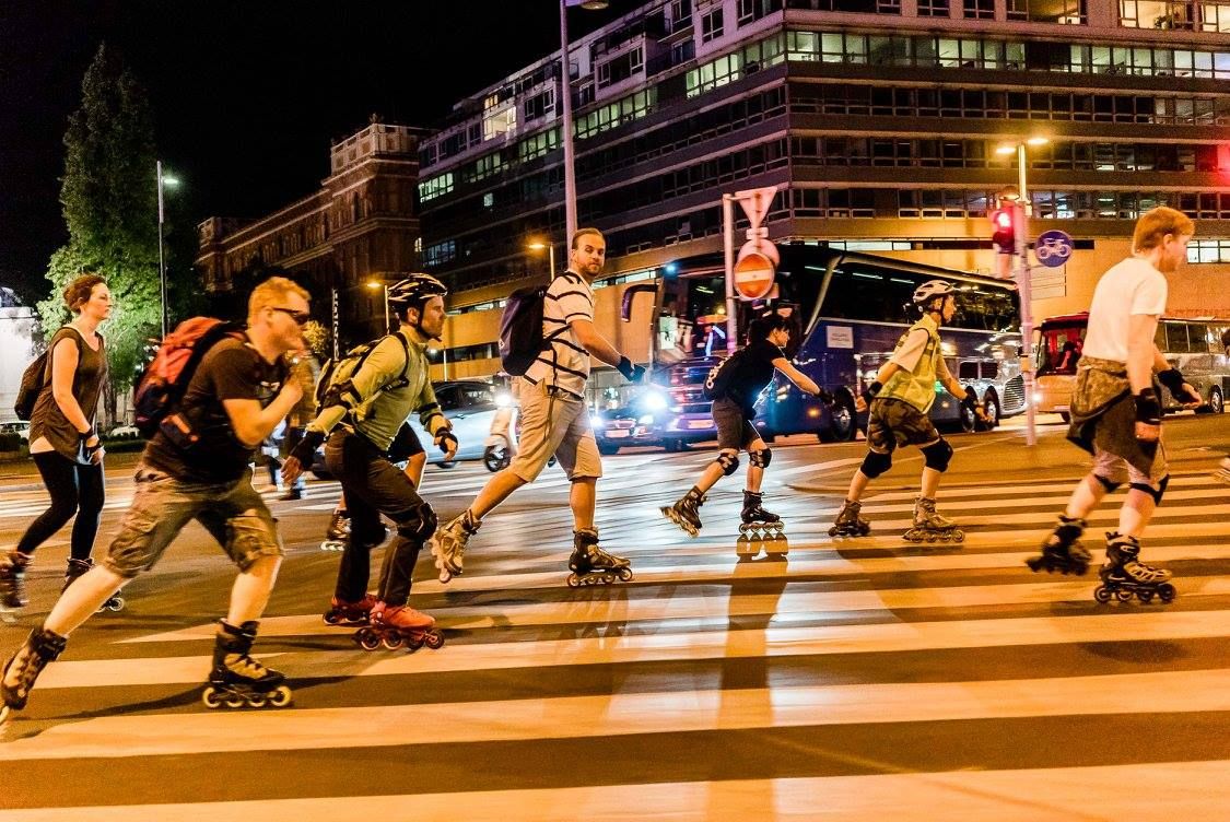 Friday Nightskating startet nach Coronapause wieder. Radfahrer und Skater rollen vom Heldenplatz nach Schönbrunn.