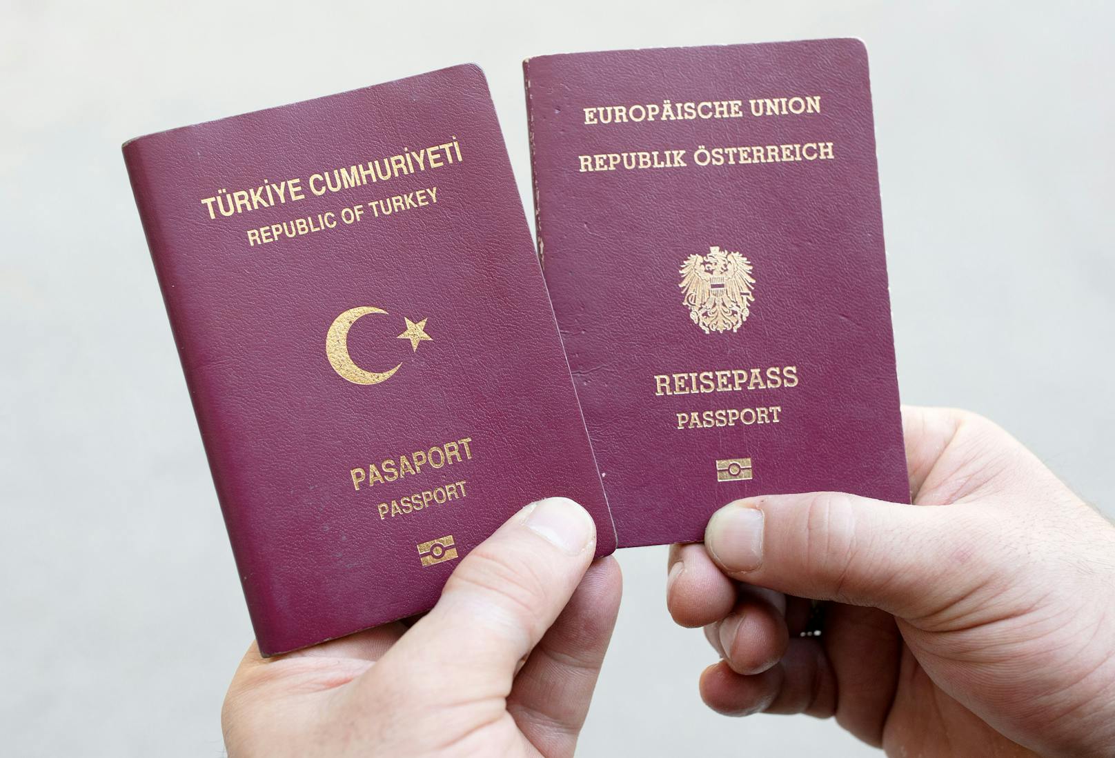 Doppelstaatsbürgerschaften sind illegal. 24 Wiener Türken müssen nun ihren Austro-Pass abgeben.