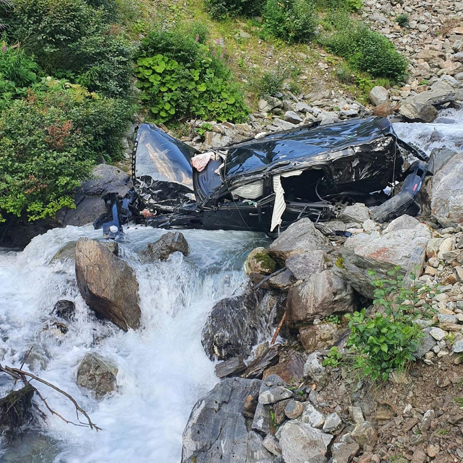 Tödlicher Fahrzeugabsturz in Sankt Anton am Arlberg: Bilder der Unfallstelle.