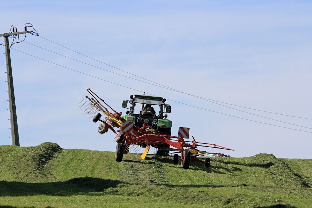Die 73-Jährige wurde von einer Gabel des Heuwenders erfasst und getötet.