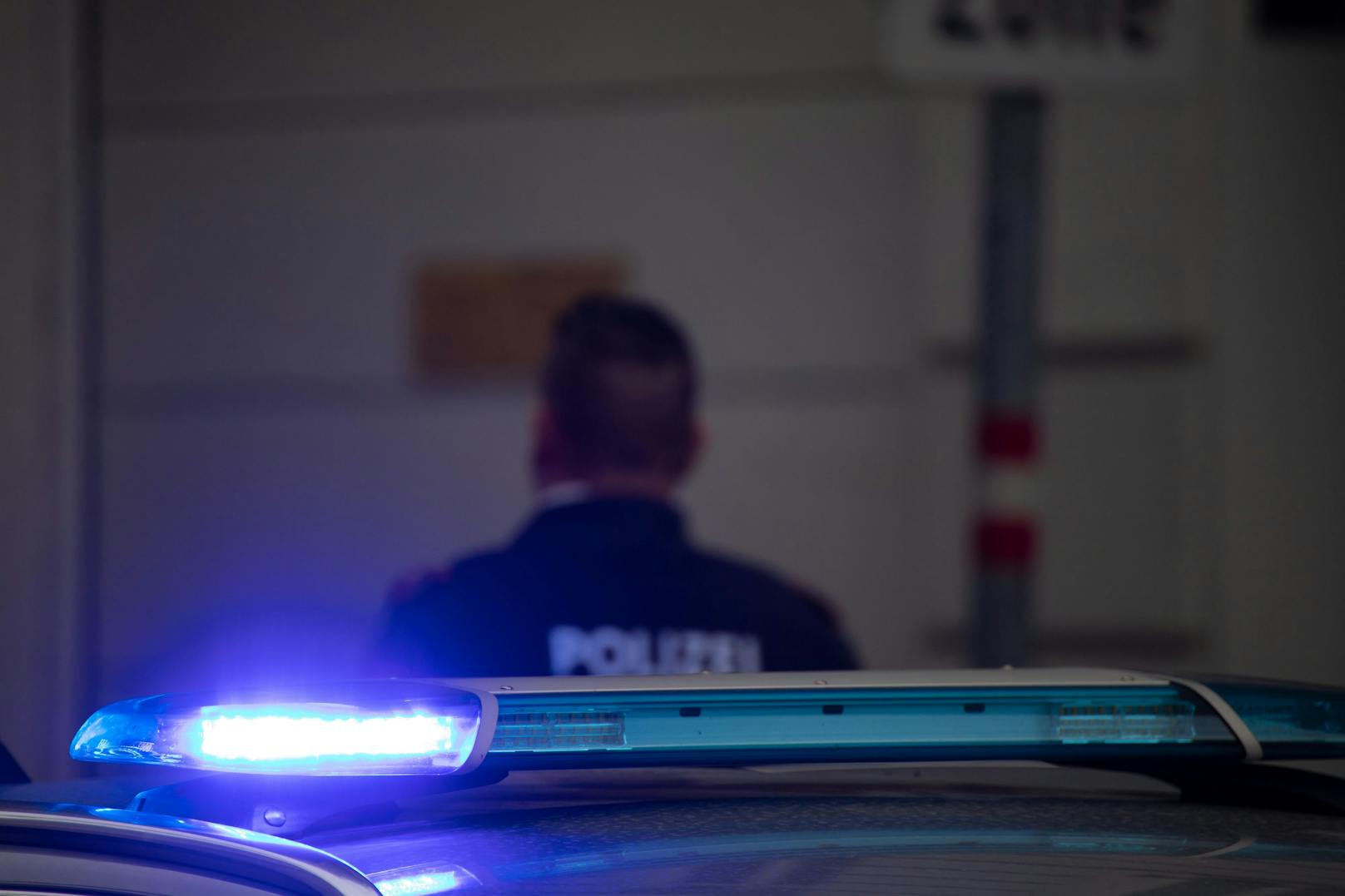 Nach einer Messer-Attacker stand die Polizei in der Nacht zum Samstag in Braunau im Einsatz. Symbolbild.