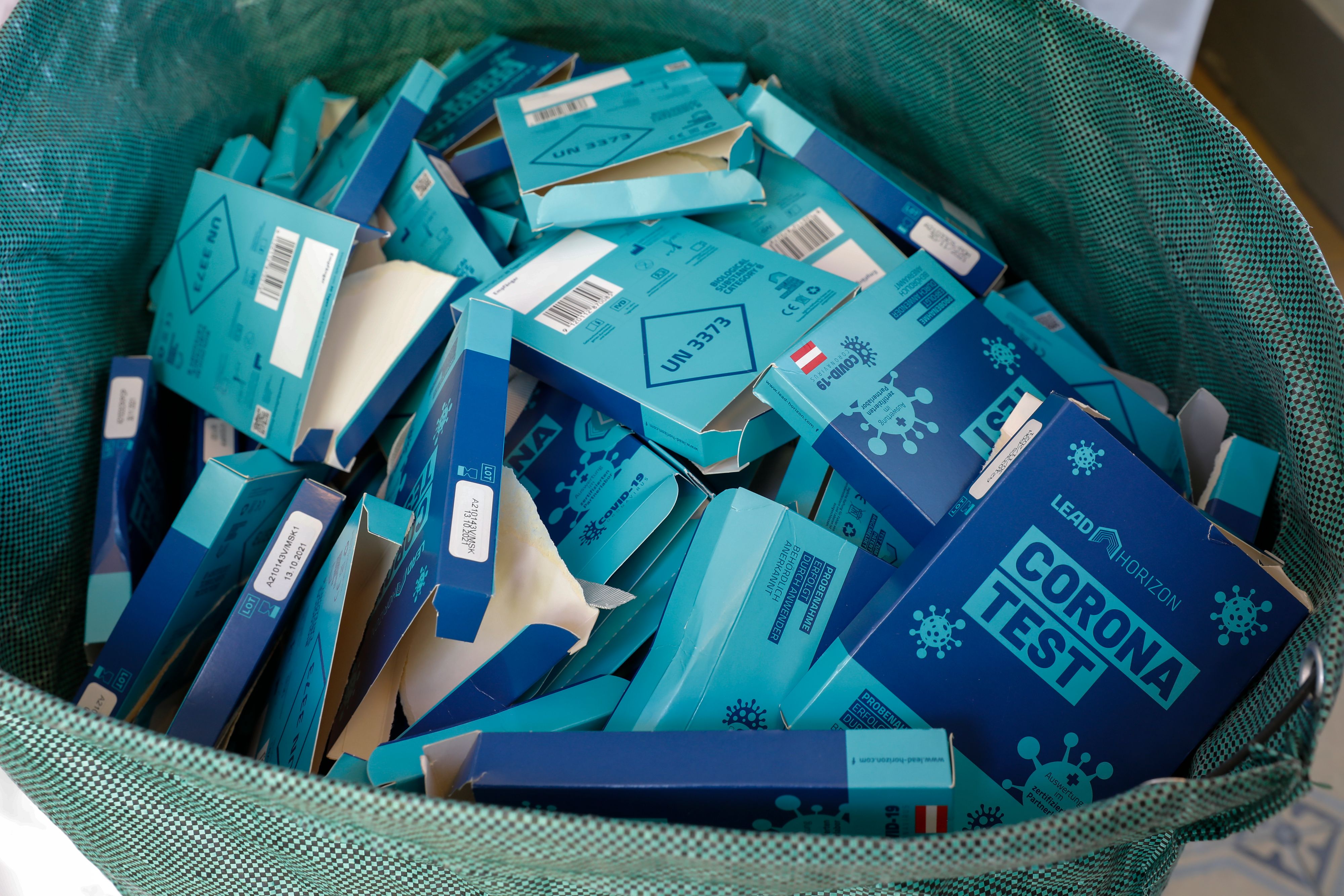 Download von www.picturedesk.com am 12.08.2021 (15:11).  Boxes of unpacked PCR tests of the Viennese testing campaign âßAlles Gurgeltâß ,(All Gargles), lay in at the âßLifebrainâß laboratory in Vienna on Monday, May 10, 2021. With the offer of free "Gargle Tests"' to the citizens the Austrian capital supports the battle against the spread of the corona virus. (AP Photo/Lisa Leutner) - 20210510_PD2609 - Rechteinfo: Rights Managed (RM)