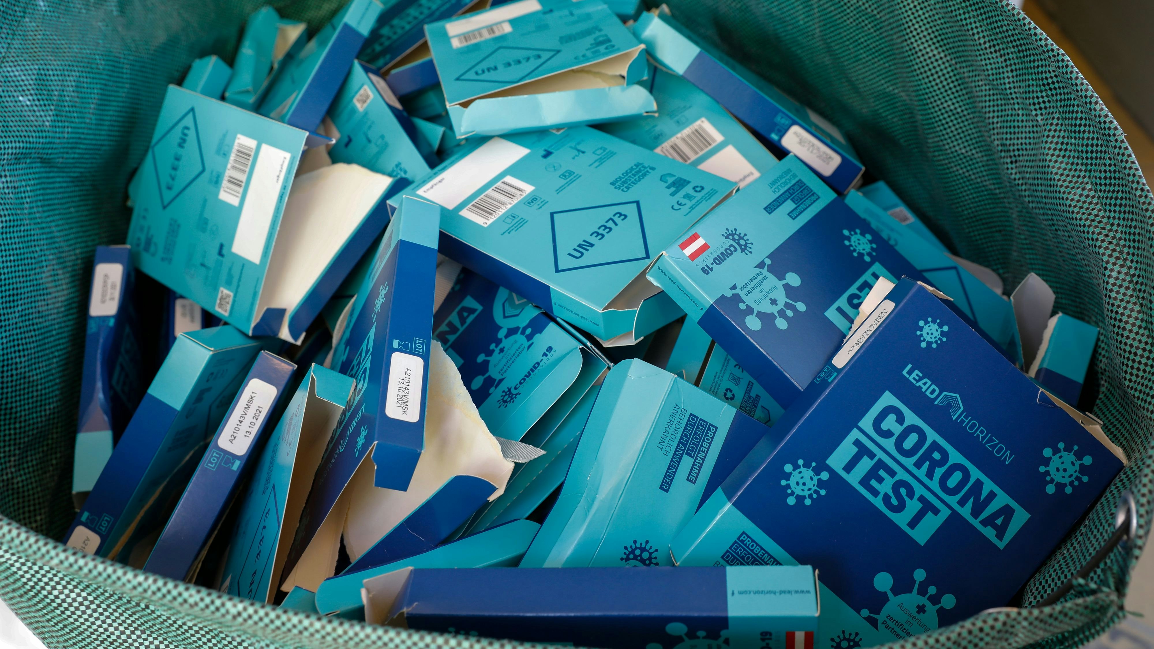 Download von www.picturedesk.com am 12.08.2021 (15:11).  Boxes of unpacked PCR tests of the Viennese testing campaign âßAlles Gurgeltâß ,(All Gargles), lay in at the âßLifebrainâß laboratory in Vienna on Monday, May 10, 2021. With the offer of free "Gargle Tests"' to the citizens the Austrian capital supports the battle against the spread of the corona virus. (AP Photo/Lisa Leutner) - 20210510_PD2609 - Rechteinfo: Rights Managed (RM)