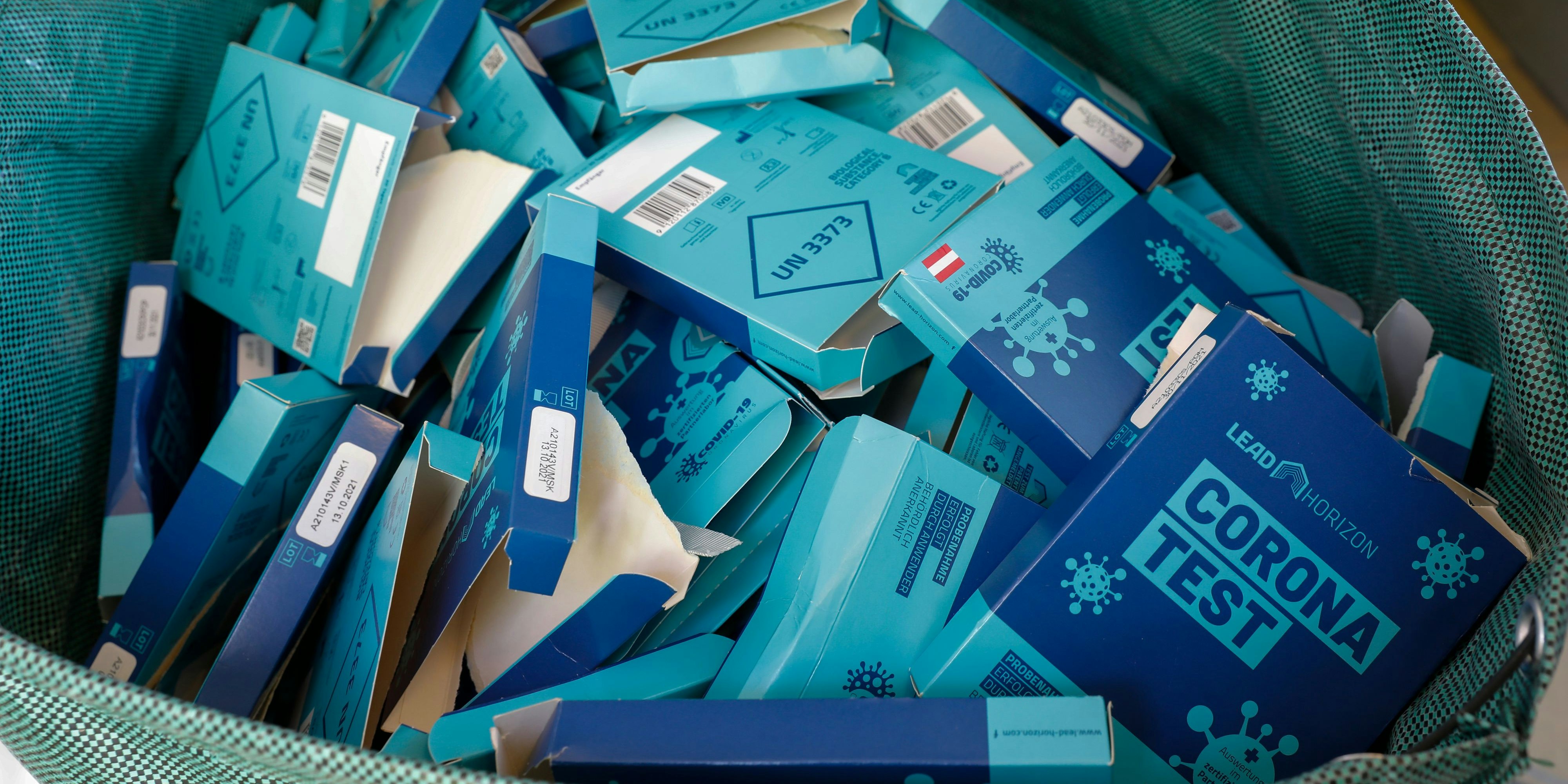 Download von www.picturedesk.com am 12.08.2021 (15:11).  Boxes of unpacked PCR tests of the Viennese testing campaign âßAlles Gurgeltâß ,(All Gargles), lay in at the âßLifebrainâß laboratory in Vienna on Monday, May 10, 2021. With the offer of free "Gargle Tests"' to the citizens the Austrian capital supports the battle against the spread of the corona virus. (AP Photo/Lisa Leutner) - 20210510_PD2609 - Rechteinfo: Rights Managed (RM)