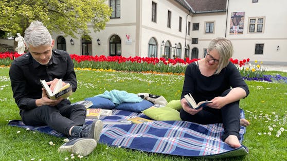 Am Areal der Burg Wels kann nach Herzenslust gelesen werden.