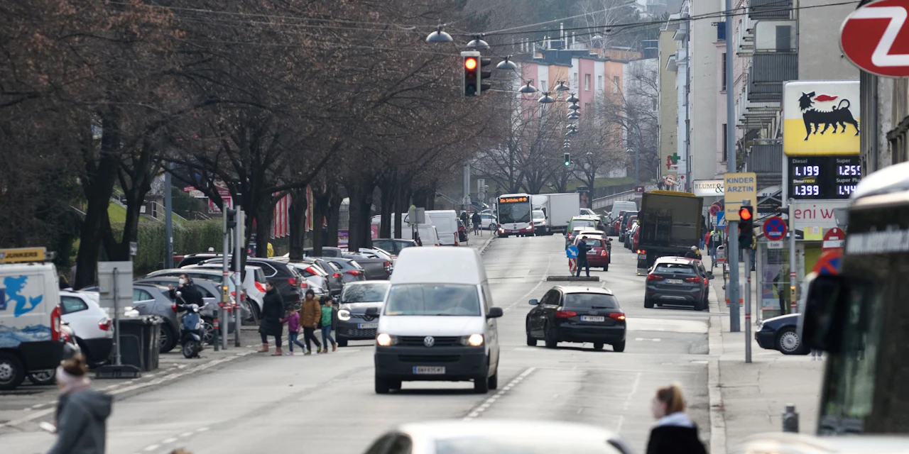 "Sieg Heil"-Rufender droht, Polizistin zu vergewaltigen - Vimarsana News