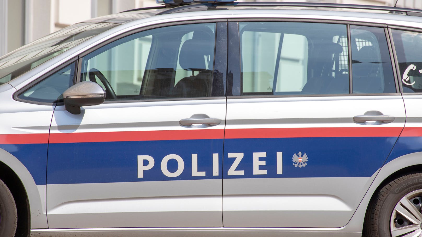 Am Freitag entdeckten Passanten in Breitenfurt eine schwer verletzte Frau in einem abgestellten Auto.
