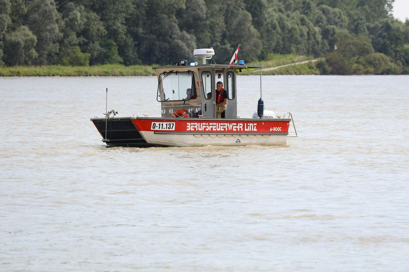 Mit dem Feuerwehrboot wurde die betroffene Stelle in der Donau abgesuht.