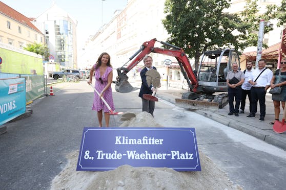 Bis Ende Oktober wird der Trude Waehner-Platz bei der Einmündung der Skodagasse in die Alserstraße (Josefstadt) neugestaltet. 800 Quadratmeter Asphalt machen dabei Platz für drei neue Bäume, neue Beete und das Element Wasser. Planungsstadtätin Ulli Sima (SPÖ) und Bezirkschef Martin Fabisch (Grüne) gaben nun den Startschuss.