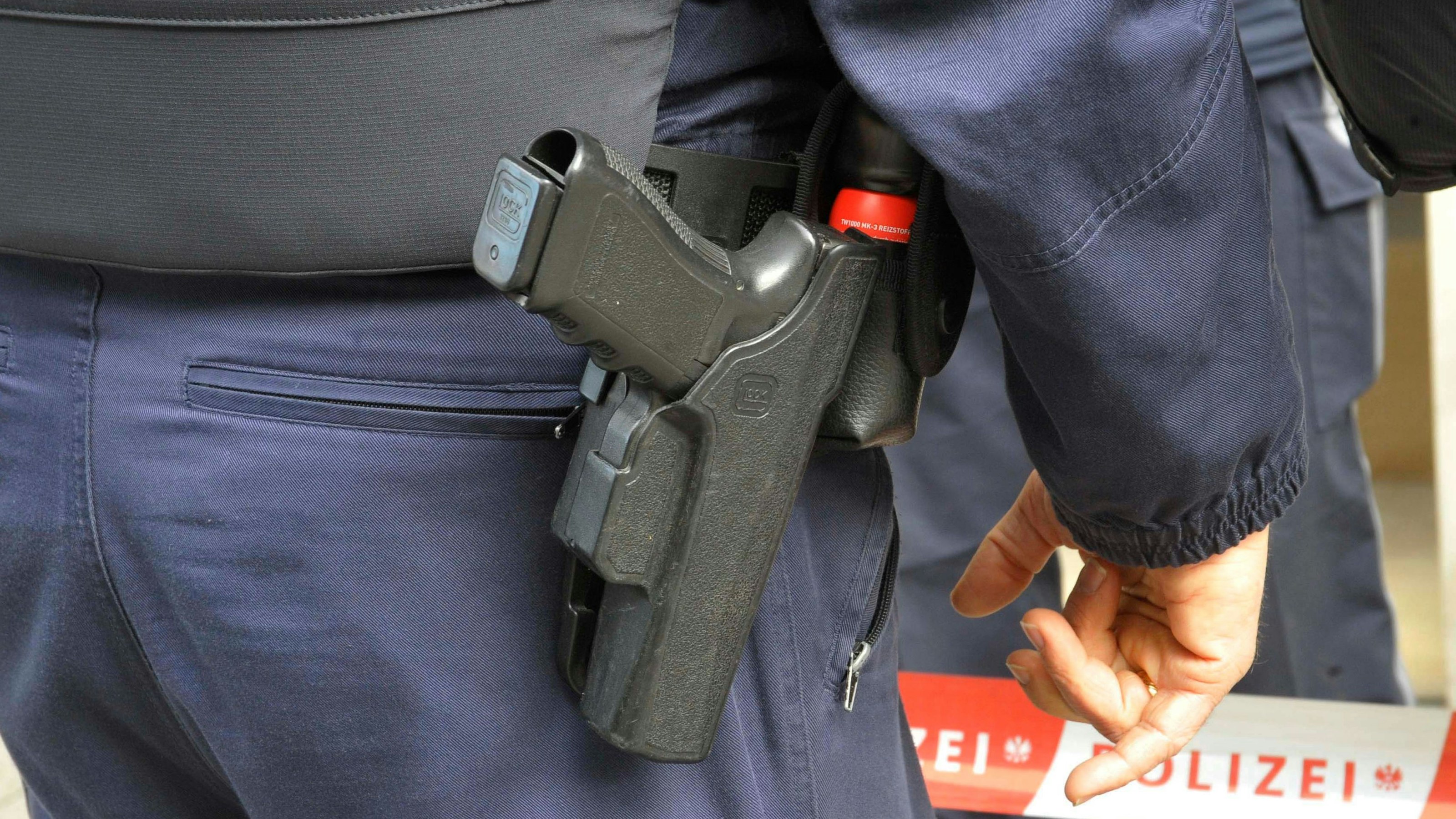 Die Polizisten mussten von ihrer Dienstwaffe Gebrauch machen. Symbolbild