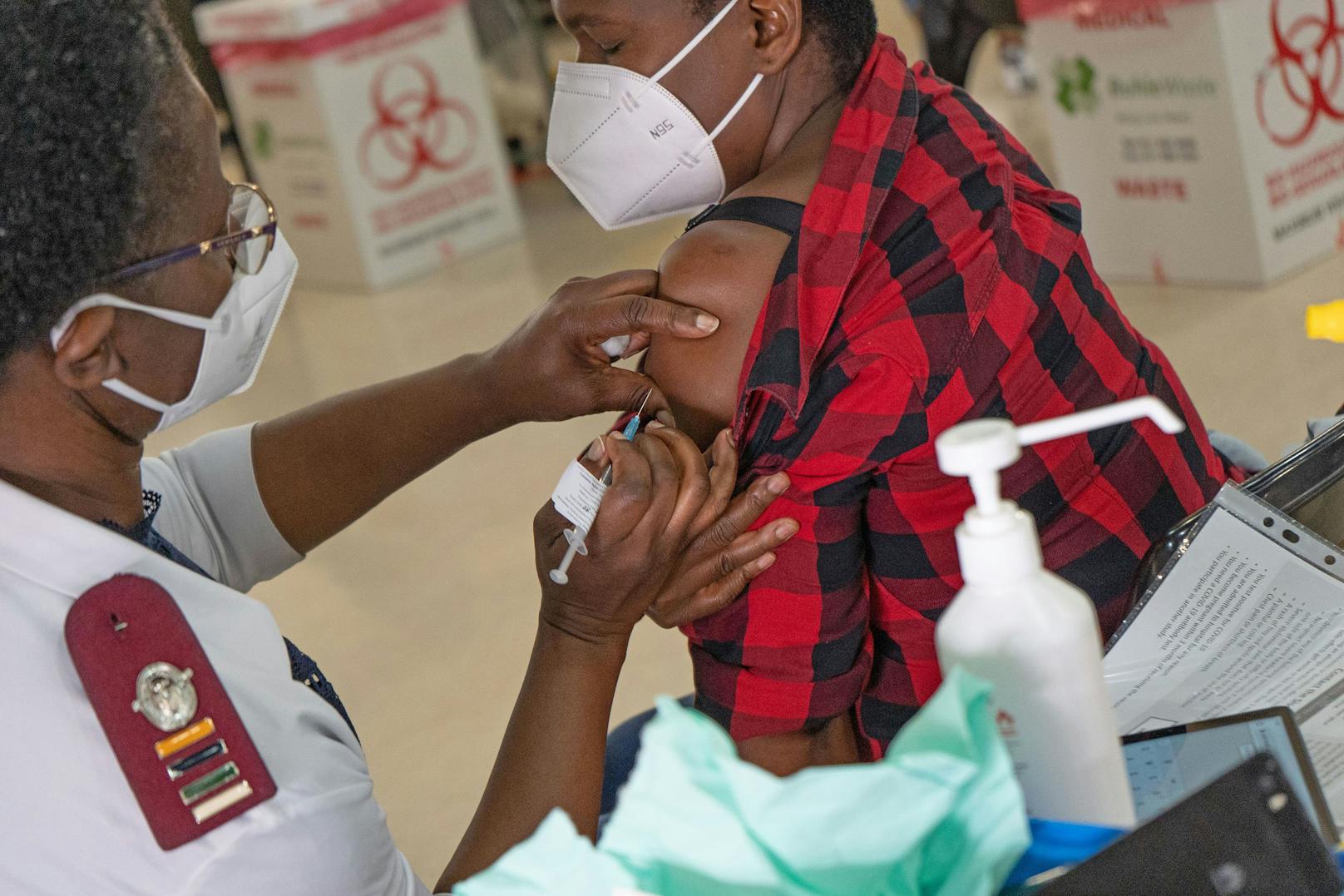 In vielen ärmeren Ländern der Welt geht es mit den Impfungen gegen Corona nur langsam voran. Kann eine Steuer jetzt helfen?