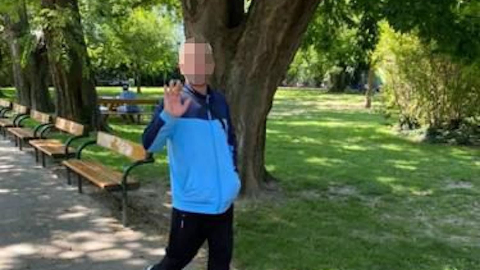 Ein Mann soll in Wien bei einem Freibad Kinder ansprechen und vor ihnen masturbieren. Eine Mutter fotografierte den Unbekannten, warnt nun auf Facebook vor ihm.