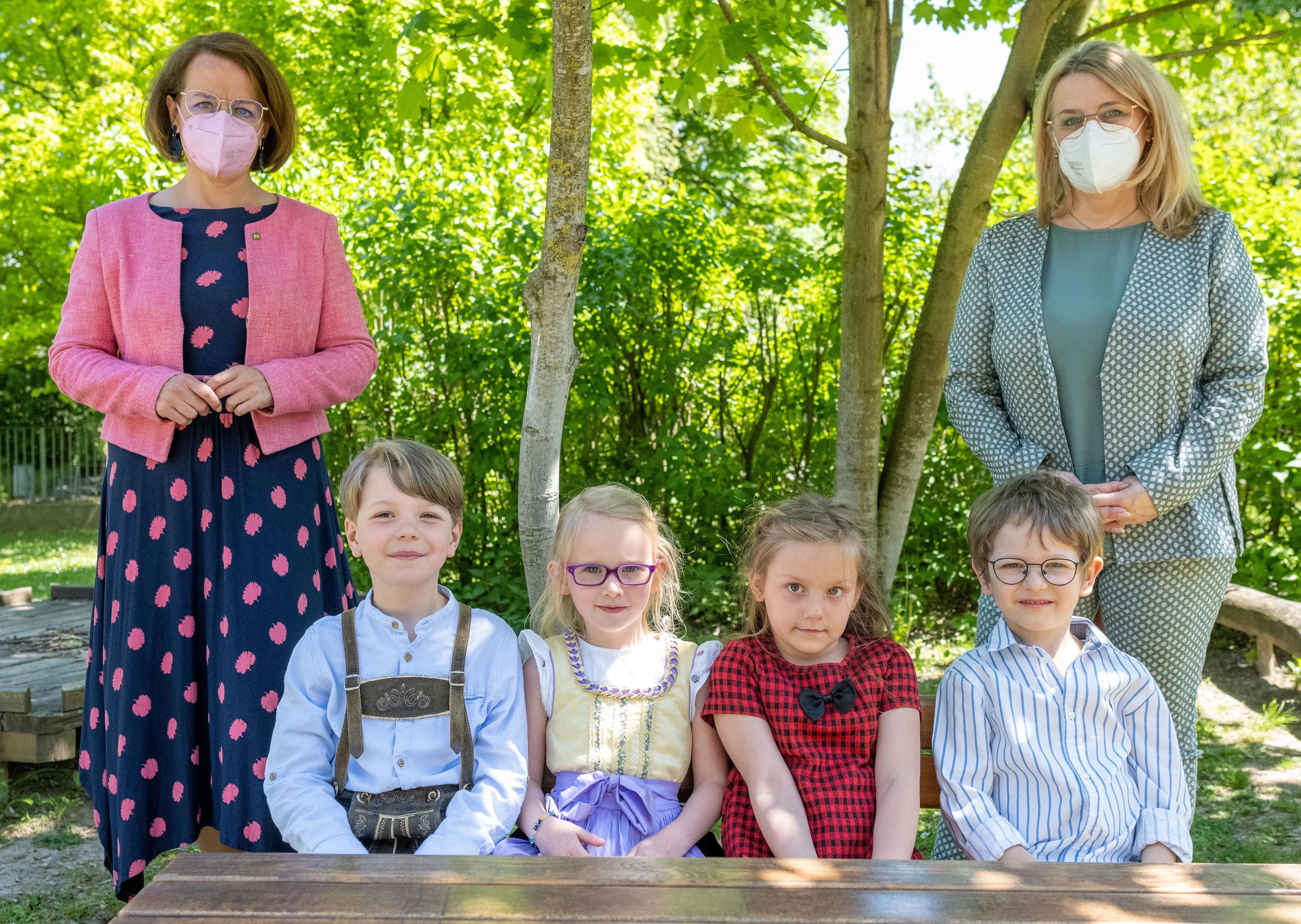 Die Landesrätinnen C. Teschl-Hofmeister und U. Königsberger-Ludwig mit Kindern