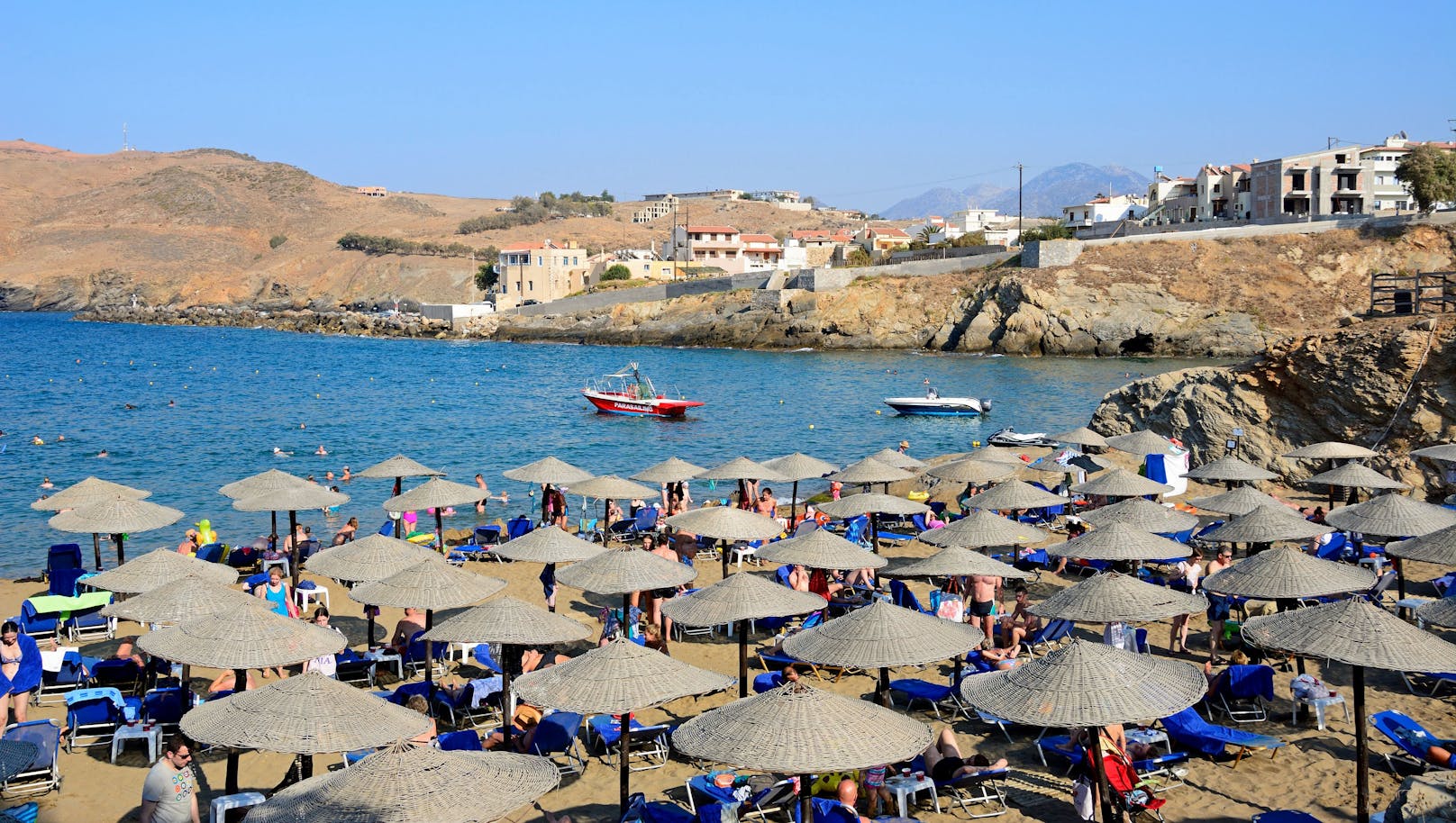 Der Strand von Panormos auf Kreta ist bei Touristen sehr beliebt.