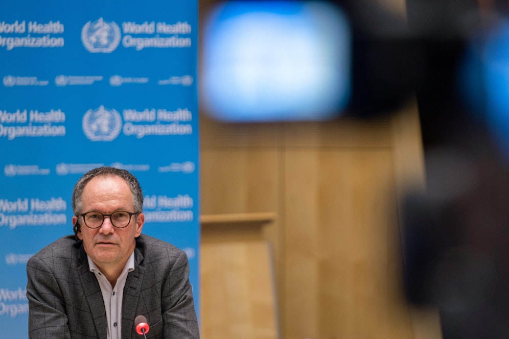 Der dänische Wissenschaftler im Dienste der WHO, Peter Ben Emarek, hält die Labortheorie für plausibel, erklärte er im dänischen TV. 