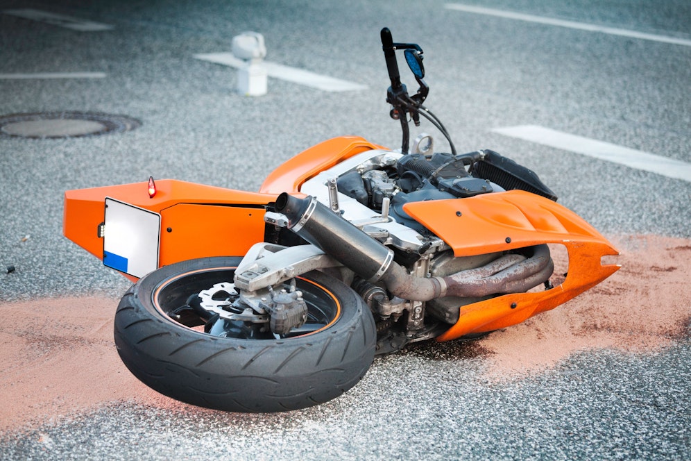 Der Biker erlitt bei dem Unfall tödliche Verletzungen. Symbolbild. 