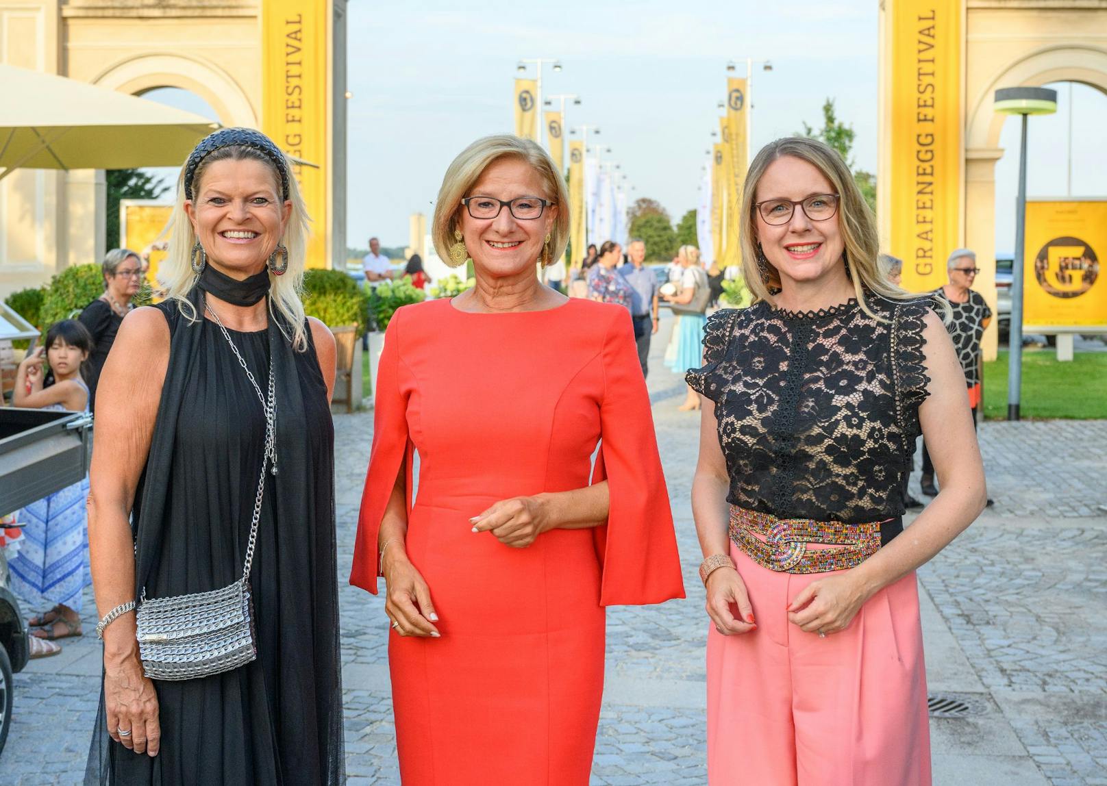 Niederösterreichs Landeshauptfrau Johanna Mikl-Leitner (Mitte), Verteidigungsministerin Klaudia Tanner (links) und&nbsp;Wirtschaftsministerin Margarete Schramböck (rechts)