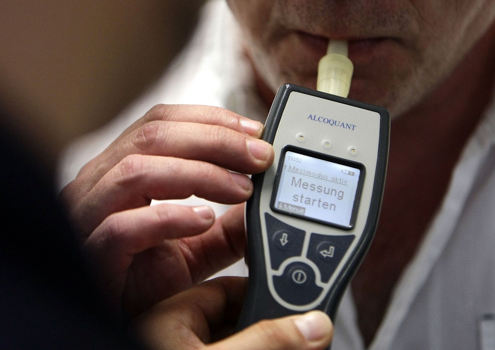 Ein 56-Jähriger hatte beim Sturz 1,16 Promille und ein 53-Jähriger gleich 2,16 Promille Alkohol im Blut. (Symbolfoto)