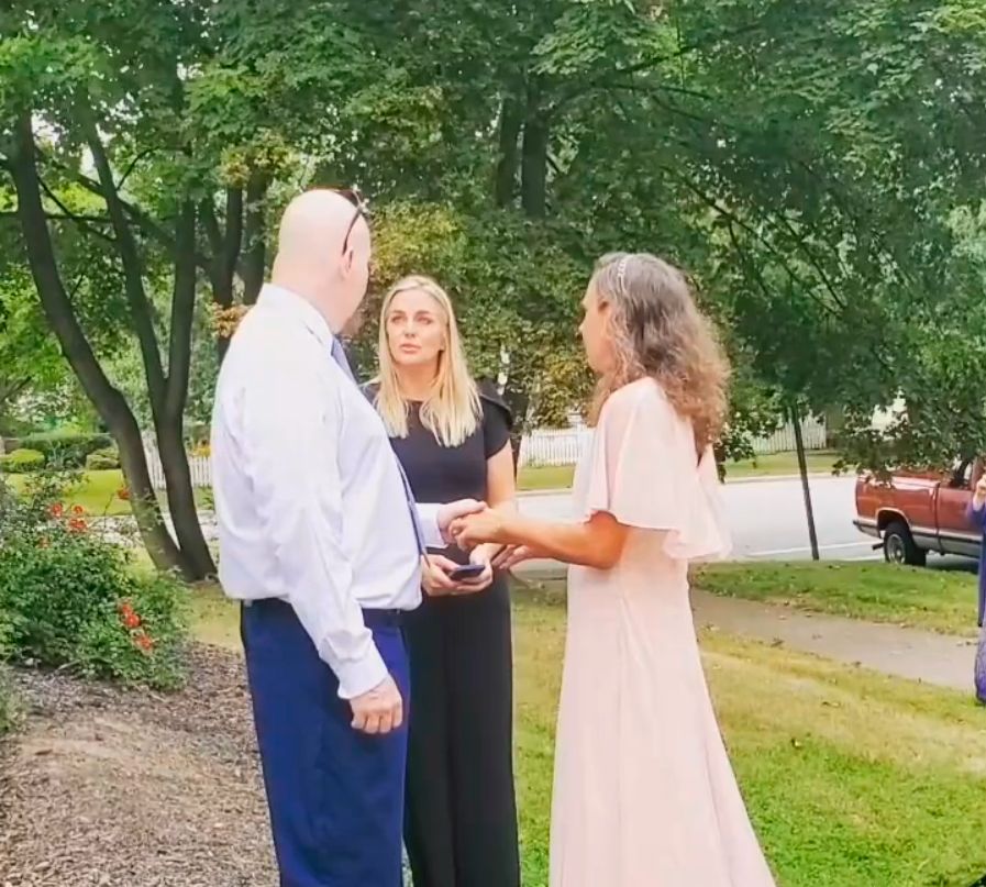 Anwältin Kimberly Kendall Corral (m.) übernahm die Trauung des ungewöhnlichen Paares. 