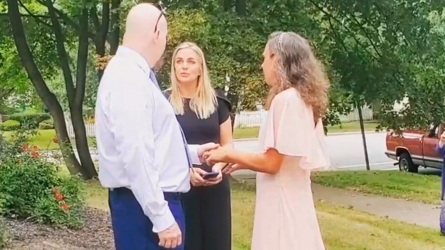 Anwältin Kimberly Kendall Corral (m.) übernahm die Trauung des ungewöhnlichen Paares. 