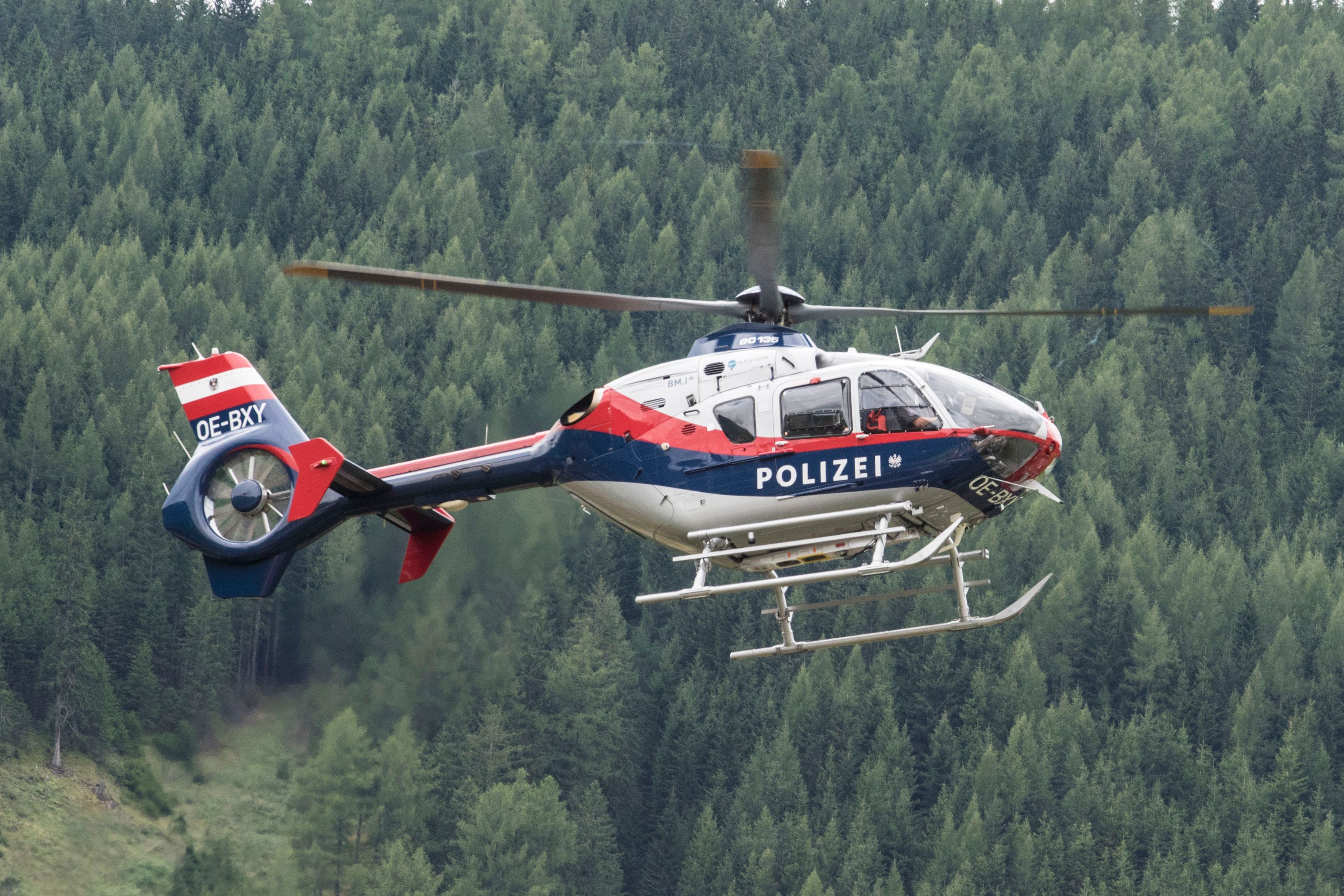 Mittels Polizeihubschrauber wurden die beiden Steirer gerettet. Symbolbild. 