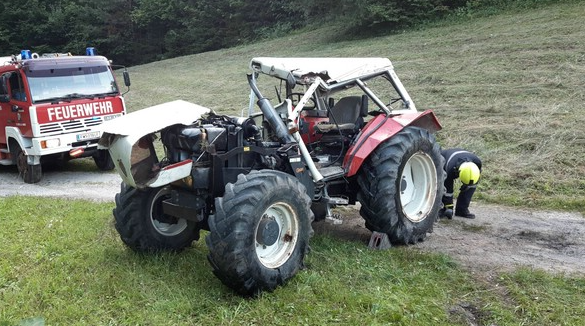 Der Traktor überschlug sich.