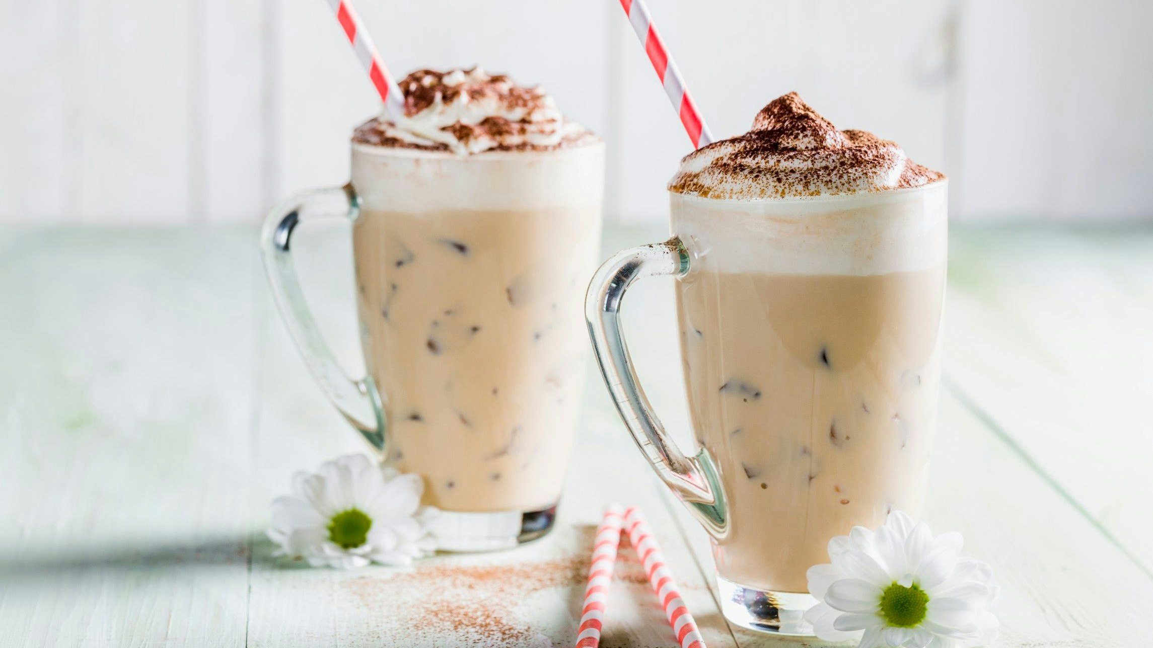 Download von www.picturedesk.com am 13.08.2021 (11:03).  Eiskaffee mit Schlagsahne - 20160325_PD11346 - Rechteinfo: Royalty Free (RF)