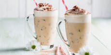 Barista zeigt die besten Eiskaffee-Rezepte für zu Hause