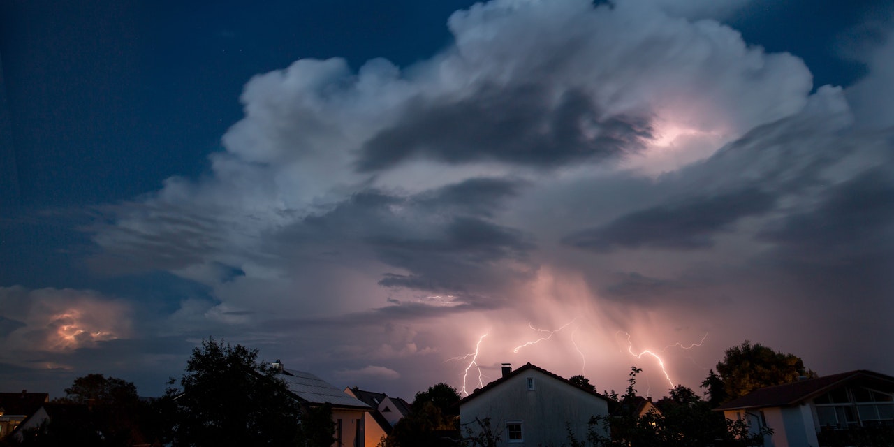 Unwetter mit Starkregen und  Hagel  beenden Sommer  Hitze 