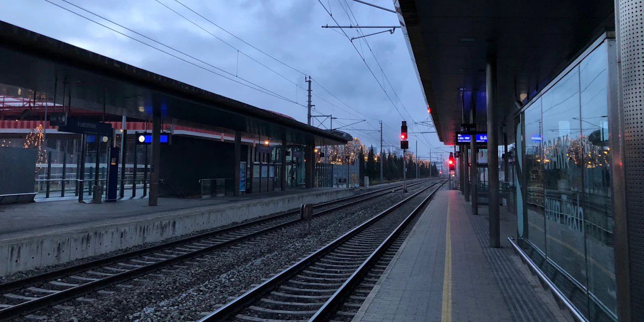 14-Jähriger in Gleisbett von S-Bahn gestoßen - Vimarsana News