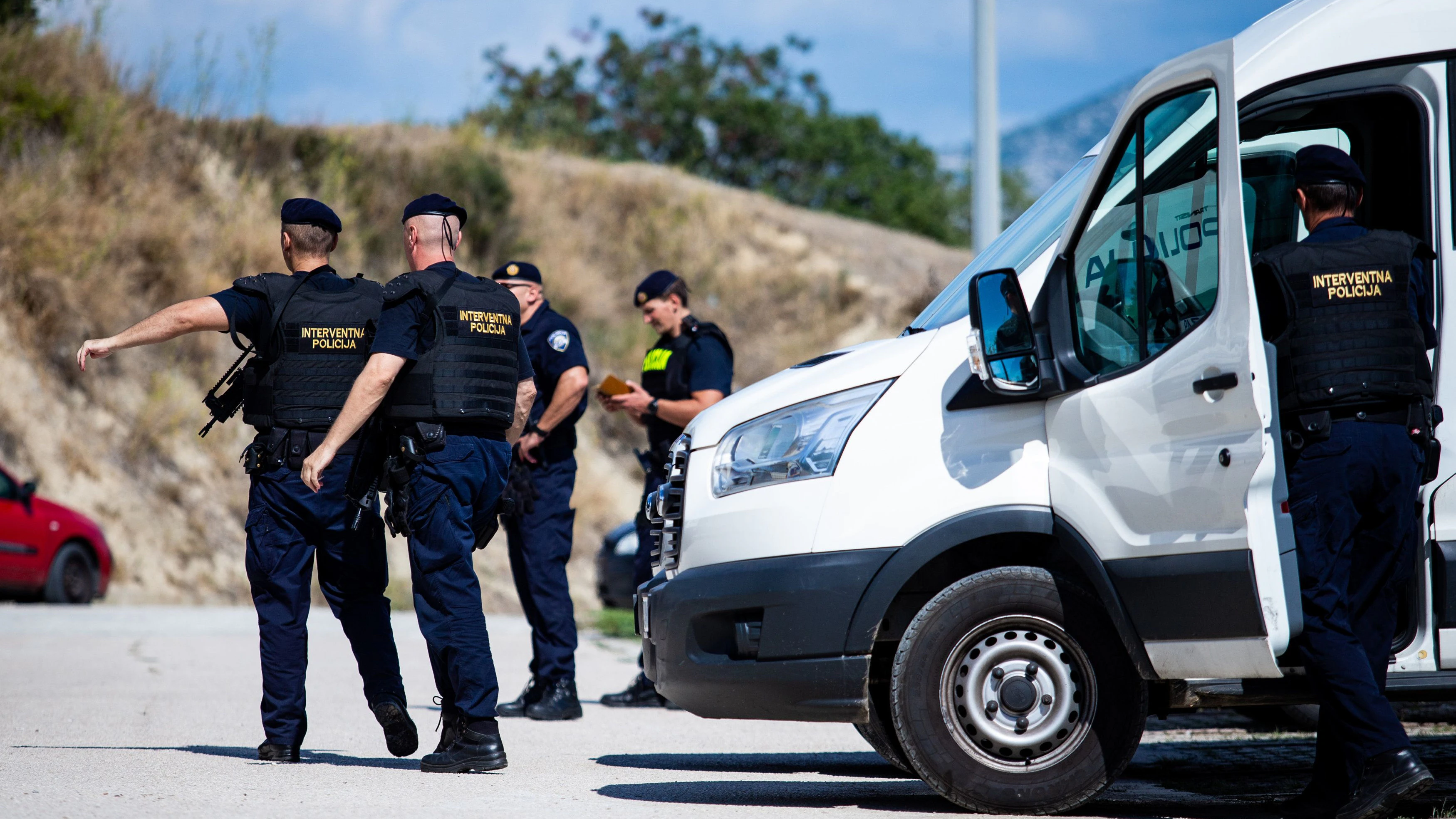 Download von www.picturedesk.com am 14.08.2021 (14:41).  02.09.2020, Split, CRO, Polizei fahndet nach einem flüchtigen Mörder in Split, Branimir Caleta aus Vinovac, der wegen des Mordes an der schwangeren Ukrainerin Ganne Kitaeve im Jahr 2013 angeklagt ist, flüchtete heute Morgen von der Polizei beim Bezirksgericht in Split. Caleta wurde von Bilice vor Gericht gebracht, aber trotz der Handschellen gelang es ihm trotzdem zu entkommen, als sie ihn in den Wagen der Gerichtspolizei bringen wollten. Er floh über einen Parkplatz in der Nähe des Gerichts, und die Polizei feuerte zur Warnung mehrere Schüsse in die Luft ab, im Bild die Polizei auf des suchen nach dem ausgebrochenen Mörder // the police are looking for the escaped murderer. Branimir Caleta from Vinovac, who is charged with the 2013 murder of pregnant Ukrainian Ganne Kitaeve, escaped from police at the Split District Court this morning. Caleta was taken to court by Bilice, but despite the handcuffs he managed to escape when they tried to put him in the court police car. He fled through a car park near the court and the police fired several shots in the air as a warning. Split, Croatia on 2020/09/02. EXPA Pictures © 2020, PhotoCredit: EXPA/ Pixsell/ Milan Sabic *****ATTENTION - for AUT, SLO, SUI, SWE, ITA, FRA only***** - 20200903_PD5838 - Rechteinfo: Rights Managed (RM)