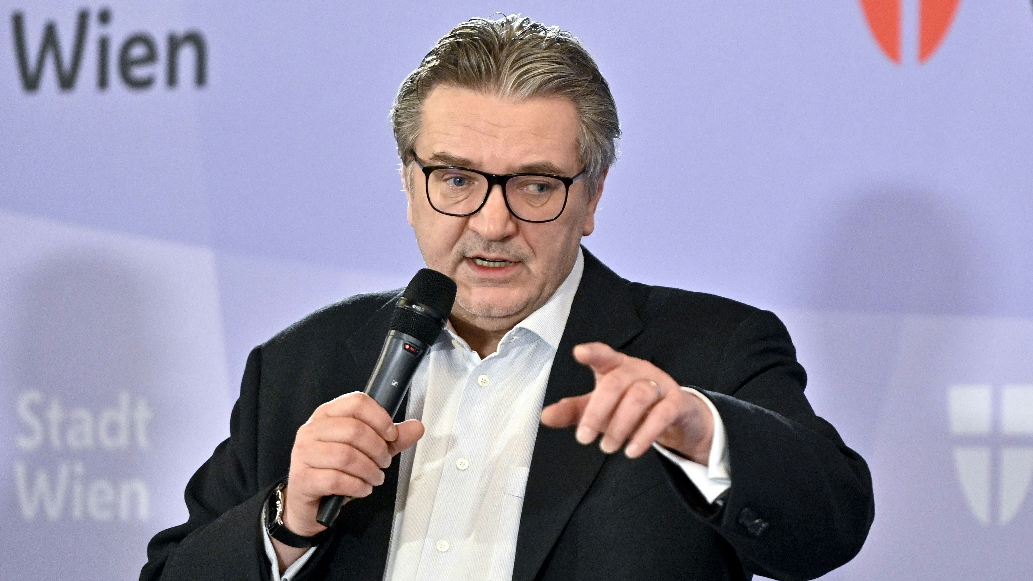 Download von www.picturedesk.com am 14.08.2021 (19:52).  ABD0050_20210204 - WIEN - ÖSTERREICH: Corona: Gesundheitsstadtrat Peter Hacker (SPÖ) am Donnerstag, 4. Februar 2021, im Rahmen der Pressekonferenz "Neu adaptierter Wiener Impfplan" im Wiener Rathaus. - FOTO: APA/HERBERT NEUBAUER - 20210204_PD3332 - Rechteinfo: Rights Managed (RM)
