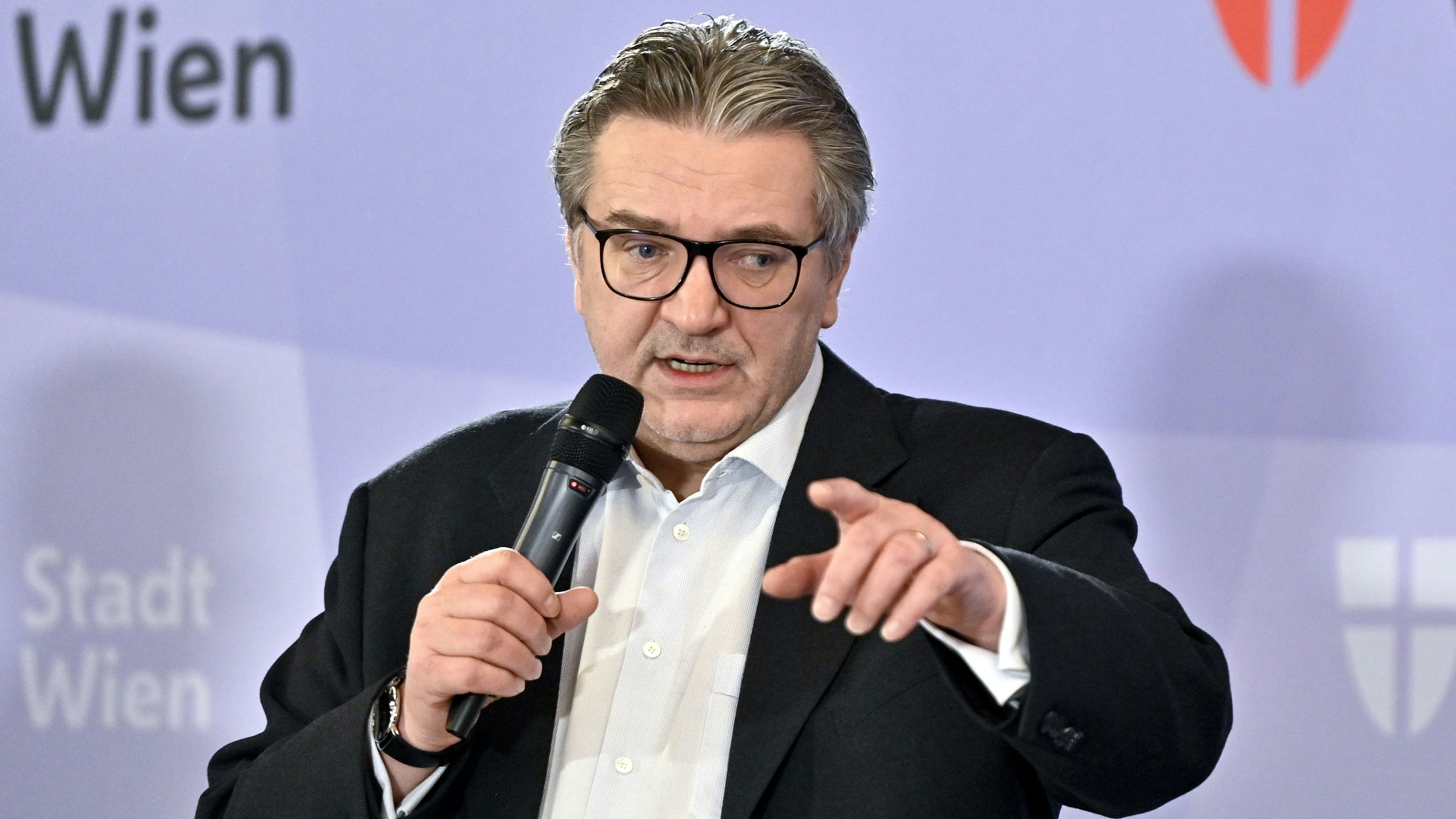 Download von www.picturedesk.com am 14.08.2021 (19:52).  ABD0050_20210204 - WIEN - ÖSTERREICH: Corona: Gesundheitsstadtrat Peter Hacker (SPÖ) am Donnerstag, 4. Februar 2021, im Rahmen der Pressekonferenz "Neu adaptierter Wiener Impfplan" im Wiener Rathaus. - FOTO: APA/HERBERT NEUBAUER - 20210204_PD3332 - Rechteinfo: Rights Managed (RM)