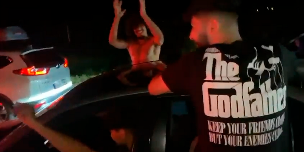 Ein Auto mit Wiener Kennzeichen wurde auf der Balkan-Autobahn zum Party-Hotspot.