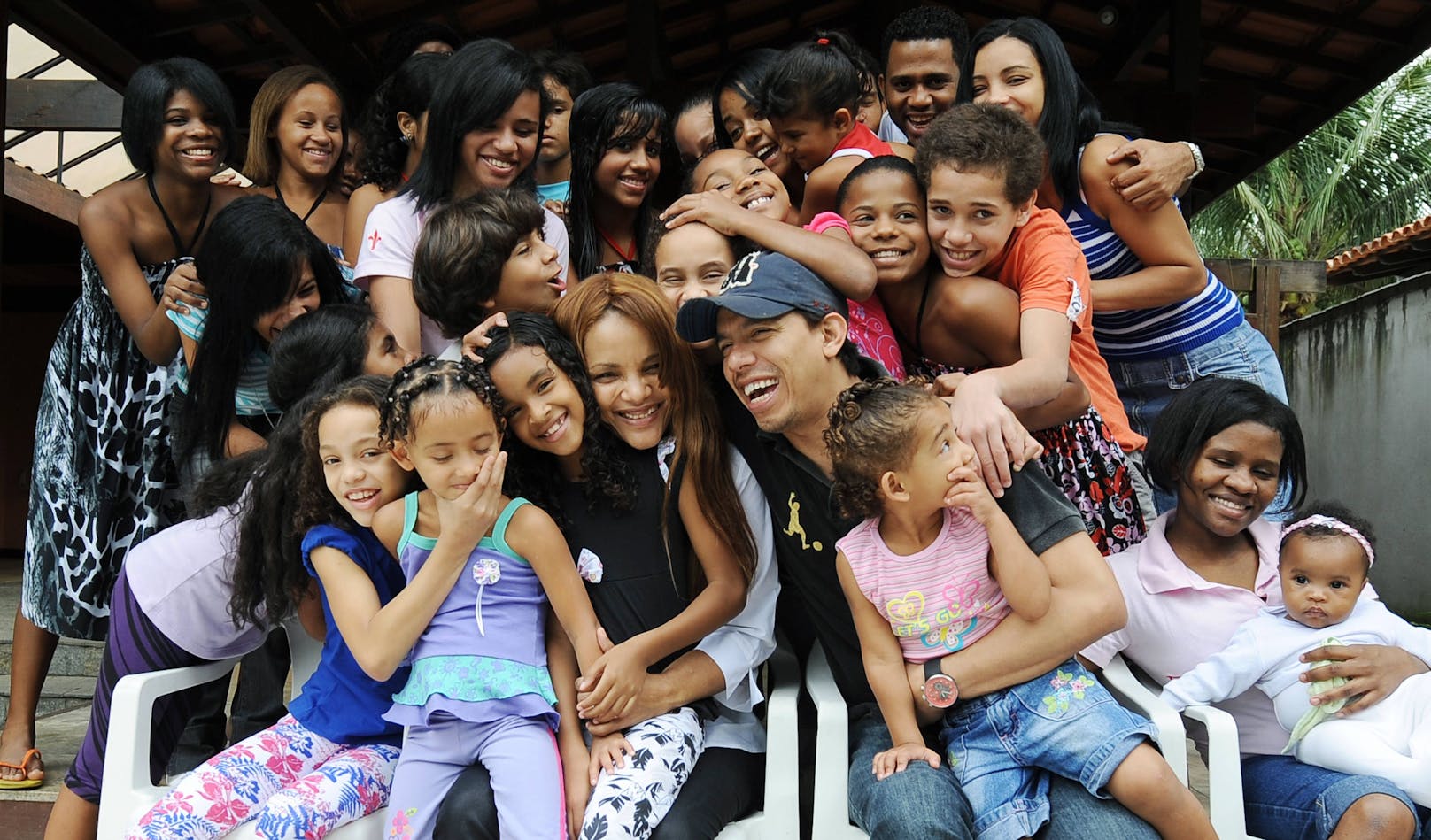 Flordelis dos Santos im Oktober 2009 mit einigen ihrer Kinder vor dem gemeinsamen Haus in Niteroi bei Rio de Janeiro.