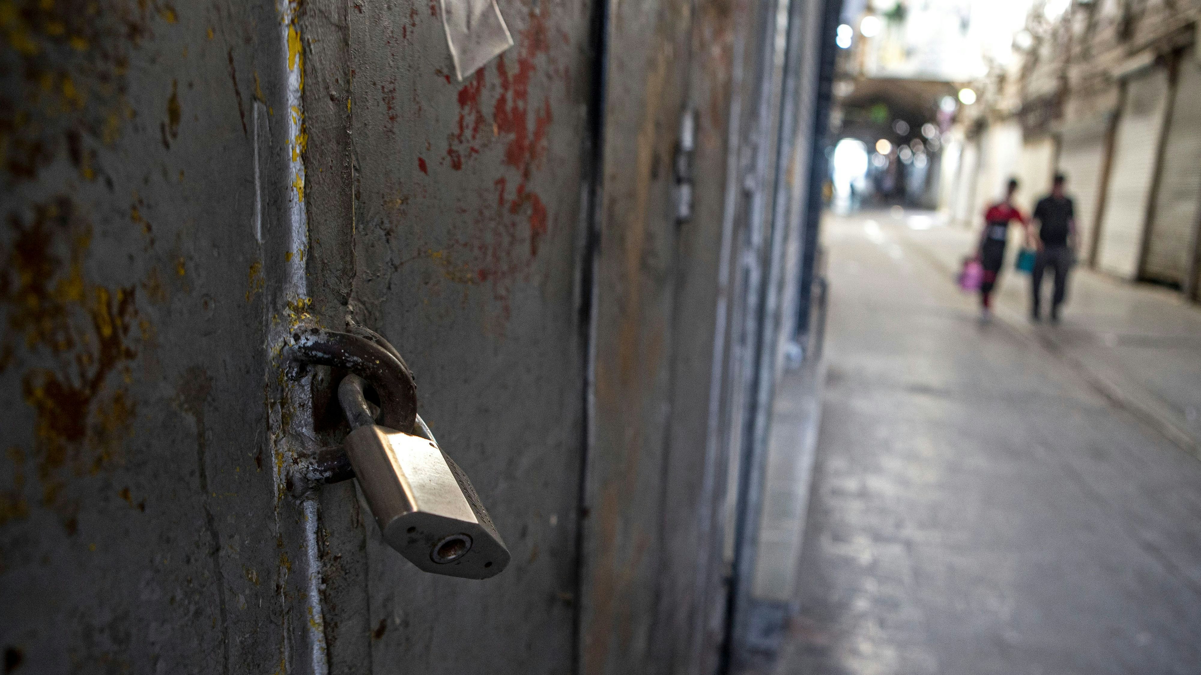 Download von www.picturedesk.com am 14.08.2021 (15:22).  (210410) -- TEHRAN, April 10, 2021 (Xinhua) -- A closed shop is seen at the Grand Bazaar in Tehran, Iran, April 10, 2021. Iran on Saturday enforced a 10-day restriction throughout the country to curb the recent resurgence of coronavirus cases and deaths. (Photo by Ahmad Halabisaz/Xinhua).Xinhua News Agency / eyevine :...http://. - 20210410_PD14320 - Rechteinfo: Rights Managed (RM)