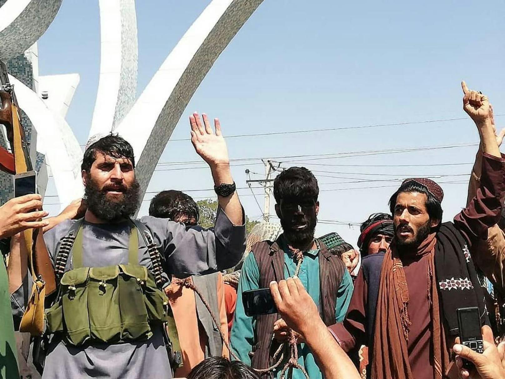 Taliban-Kämpfer haben die Gesichter ihrer Feinde schwarz angemalt und sie durch Herat getrieben.