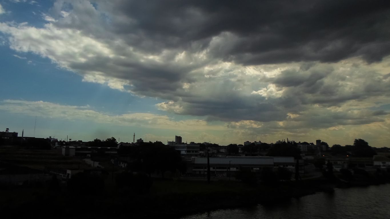 Die Sonne weicht rasch Gewittern. (Symbolbild)