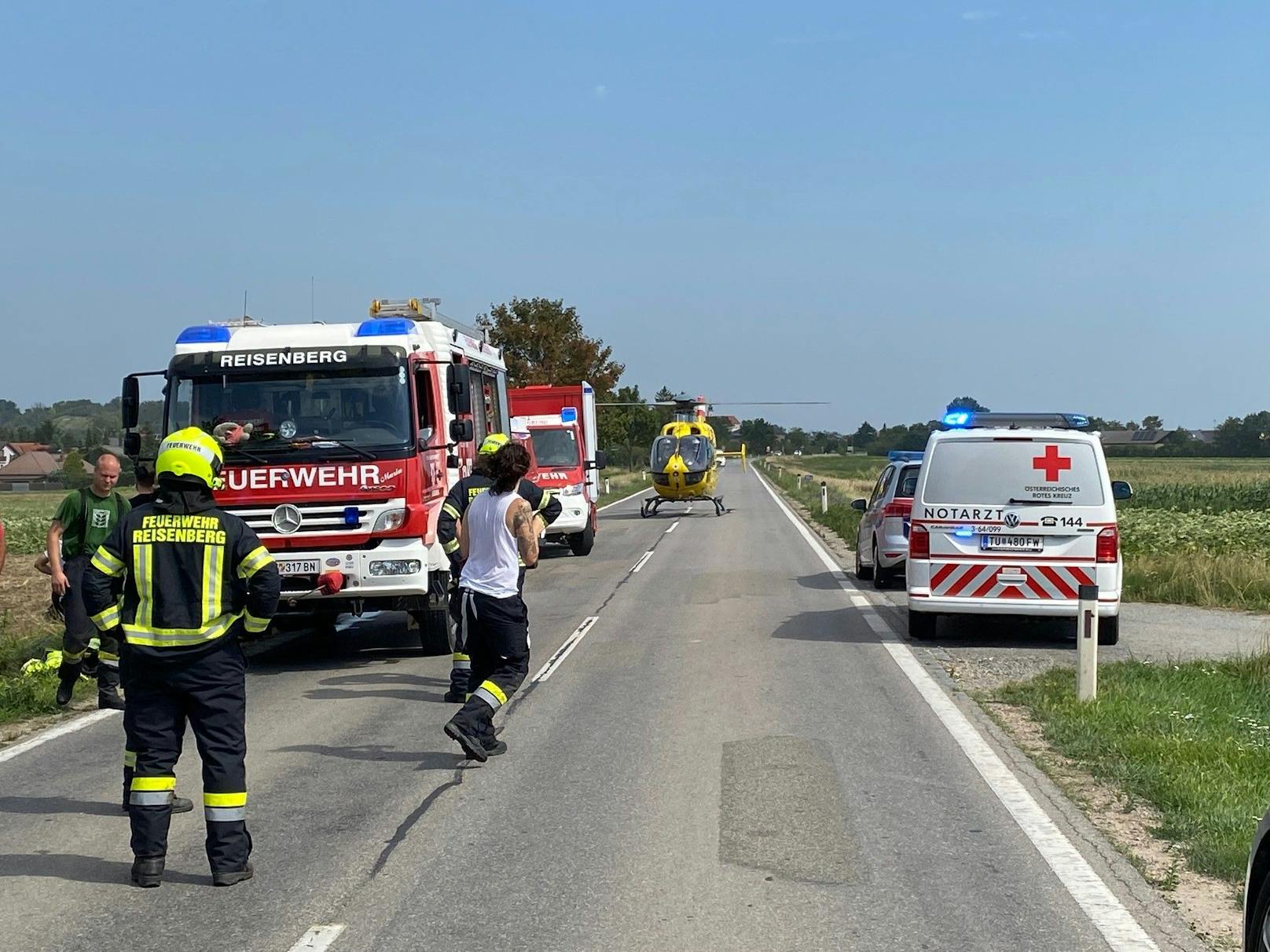 Schlimmer Unfall im Bezirk Baden! Ein Feuerwehrmann prallte gegen einen Baum und wurde schwer verletzt. Für die Rettungskräfte war der Einsatz psychisch sehr belastend.