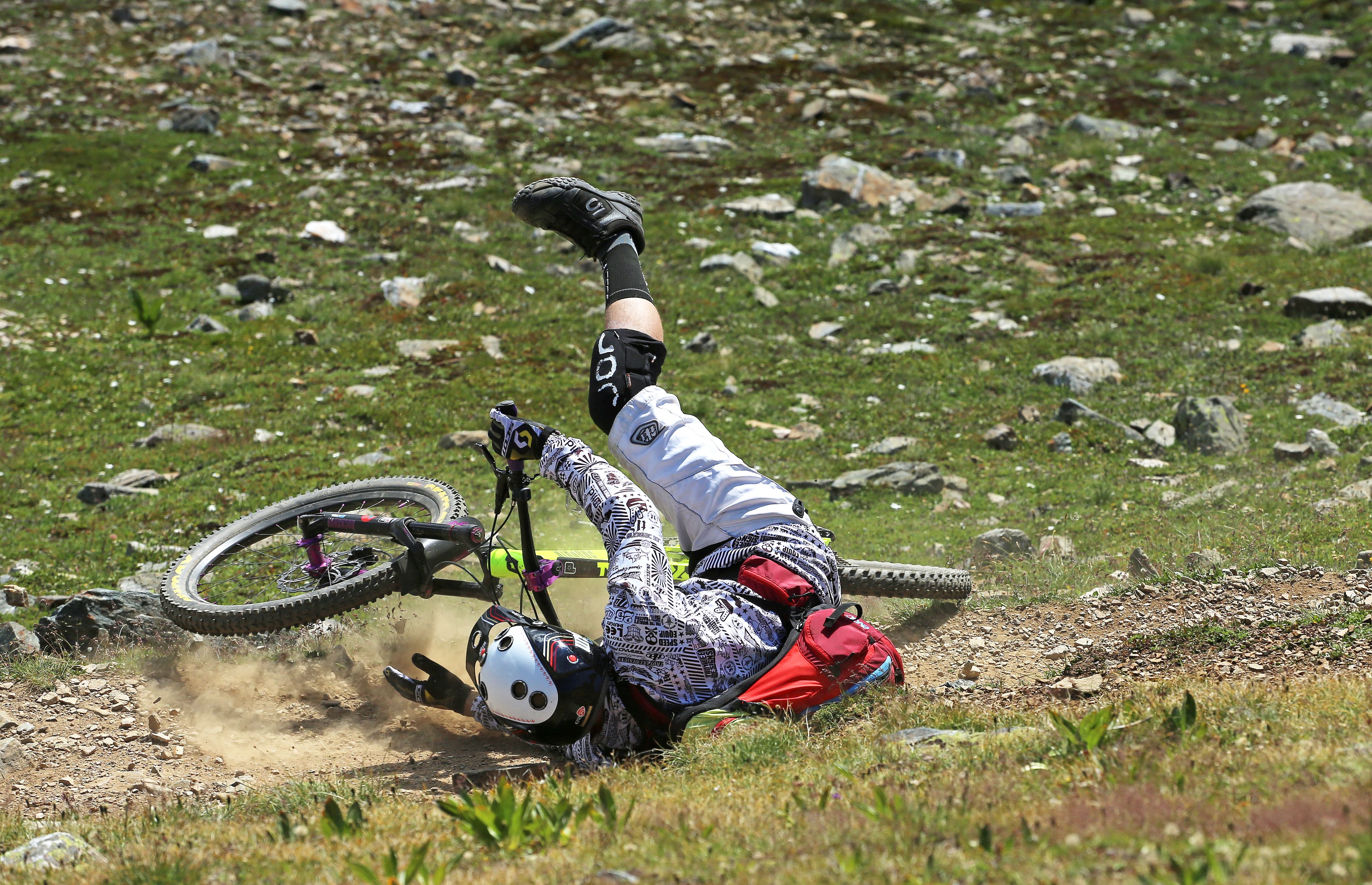 Download von www.picturedesk.com am 15.08.2021 (16:40).  Trainingssturz beim Trek-Bike-Attack: SCHWEIZ, GRAUBÜNDEN, LENZERHEIDE: Vom 7.-9. August absolvierten 777 Mountainbiker das Trek Bike Attack. Das Rennen findet seit 1998 alljährlich statt und führt von der Geröllwüste des Parpaner Rothorns (2685 m ü NN) über Valbella und Parpan nach Churwalden auf 1240 m ü NN. Die besten Downhill-Cracks schaffen dabei eine Strecke von 18 Kilometern und 2000 Höhenmetern in circa 30 Minuten. Für einen guten Startplatz beim Massenstart am Rennsonntag ist eine schnelle Zeit beim Qualifikationsrennen am Samstag die Voraussetzung. Das Training dafür findet am Freitag statt. Stürze gehören zum Geschäft. Dank Protektoren gehen sie meist glimpflich aus. - 20150808_PD9400 - Rechteinfo: Rights Managed (RM)