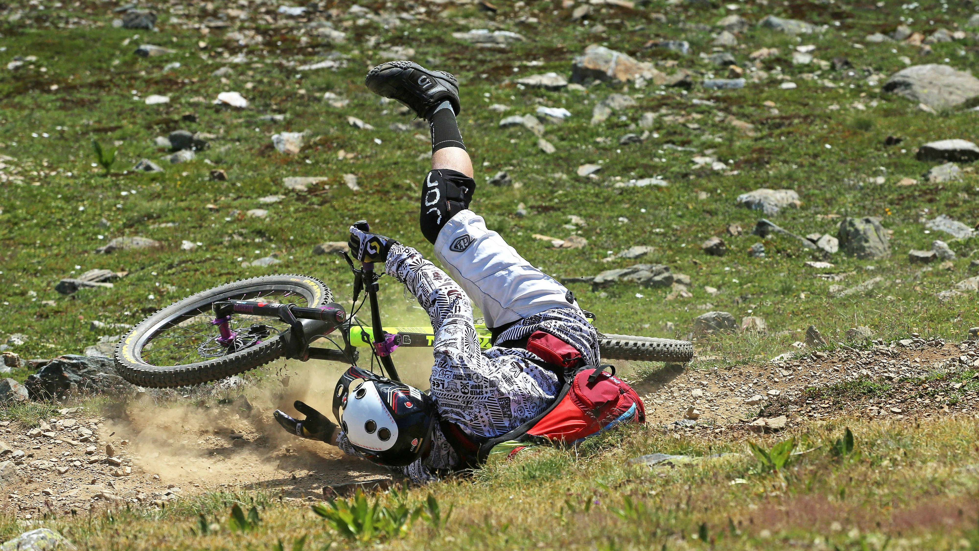 Download von www.picturedesk.com am 15.08.2021 (16:40).  Trainingssturz beim Trek-Bike-Attack: SCHWEIZ, GRAUBÜNDEN, LENZERHEIDE: Vom 7.-9. August absolvierten 777 Mountainbiker das Trek Bike Attack. Das Rennen findet seit 1998 alljährlich statt und führt von der Geröllwüste des Parpaner Rothorns (2685 m ü NN) über Valbella und Parpan nach Churwalden auf 1240 m ü NN. Die besten Downhill-Cracks schaffen dabei eine Strecke von 18 Kilometern und 2000 Höhenmetern in circa 30 Minuten. Für einen guten Startplatz beim Massenstart am Rennsonntag ist eine schnelle Zeit beim Qualifikationsrennen am Samstag die Voraussetzung. Das Training dafür findet am Freitag statt. Stürze gehören zum Geschäft. Dank Protektoren gehen sie meist glimpflich aus. - 20150808_PD9400 - Rechteinfo: Rights Managed (RM)