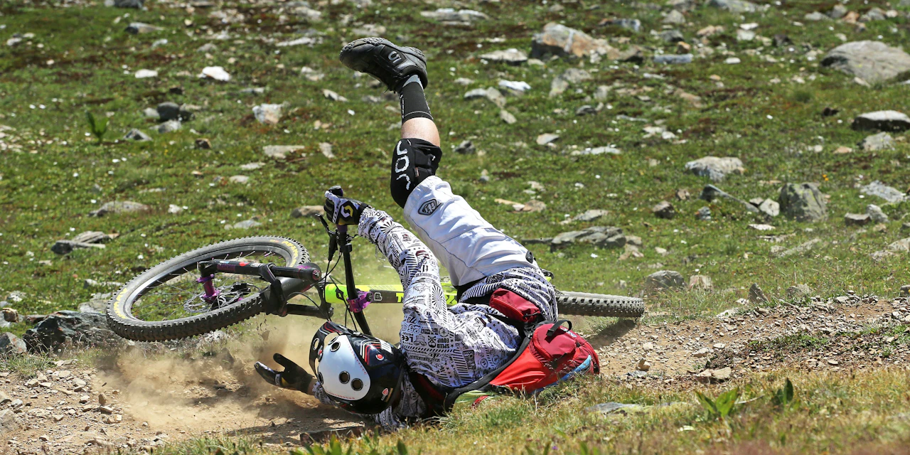 Mountainbiker (20) verliert nach Sprung Kontrolle – tot - Vimarsana News