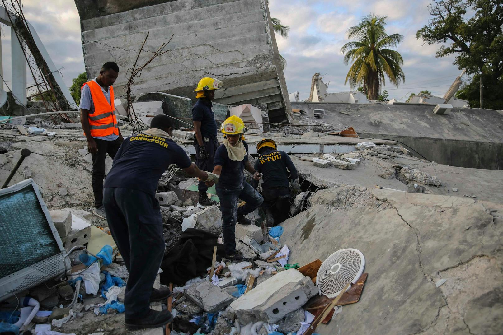 Schon über 700 Tote nach Haiti-Beben