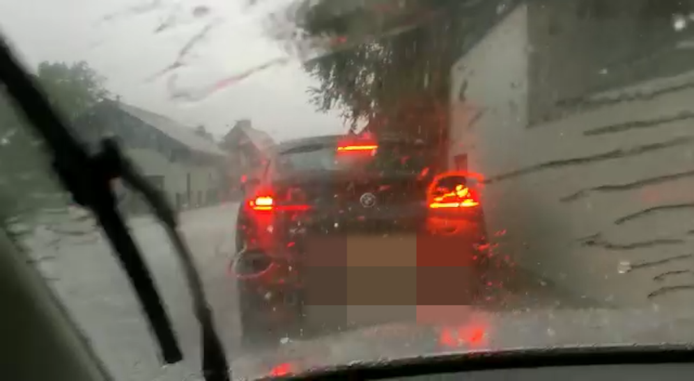 In der Nähe von Mürzzuschlag mussten Autofahrer die Fahrt für einige Minuten unterbrechen.