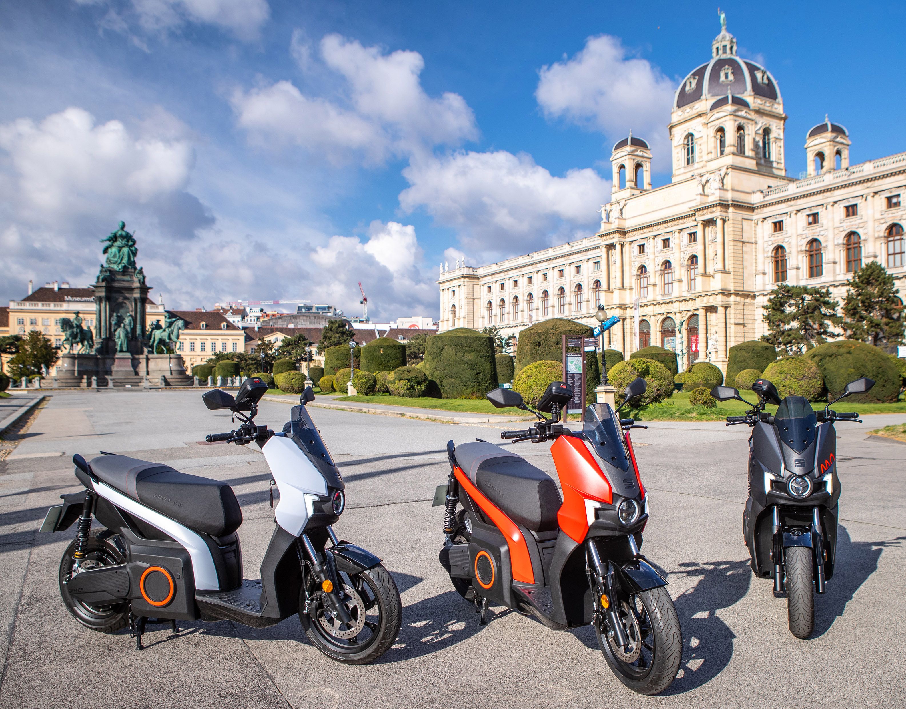 Der SEAT MÓ ist der erste vollelektrischer eScooter der 125-Kubik-Klasse. Der 7-kW-Elektromotor sorgt für eine Höchstgeschwindigkeit von 95 km/h und eine Beschleunigung von 3,9 Sekunden von 0 auf 50 km/h.