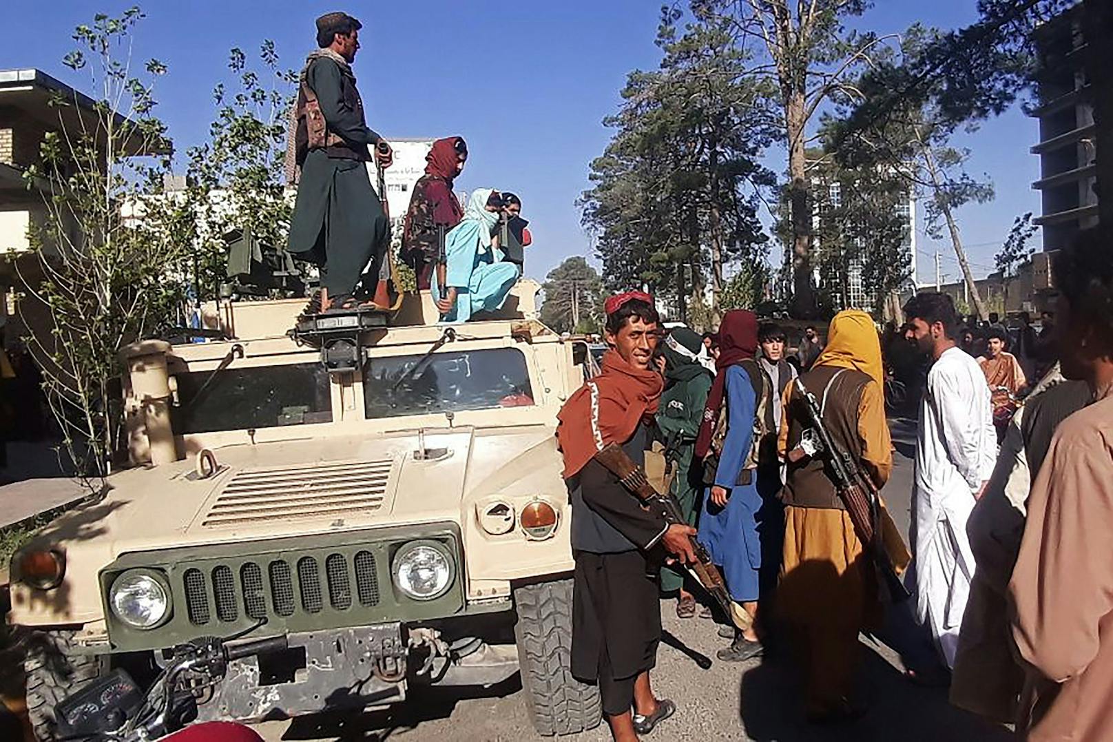 Die radikalislamischen Taliban haben nun auch die ostafghanische Stadt Dschalalabad eingenommen.
