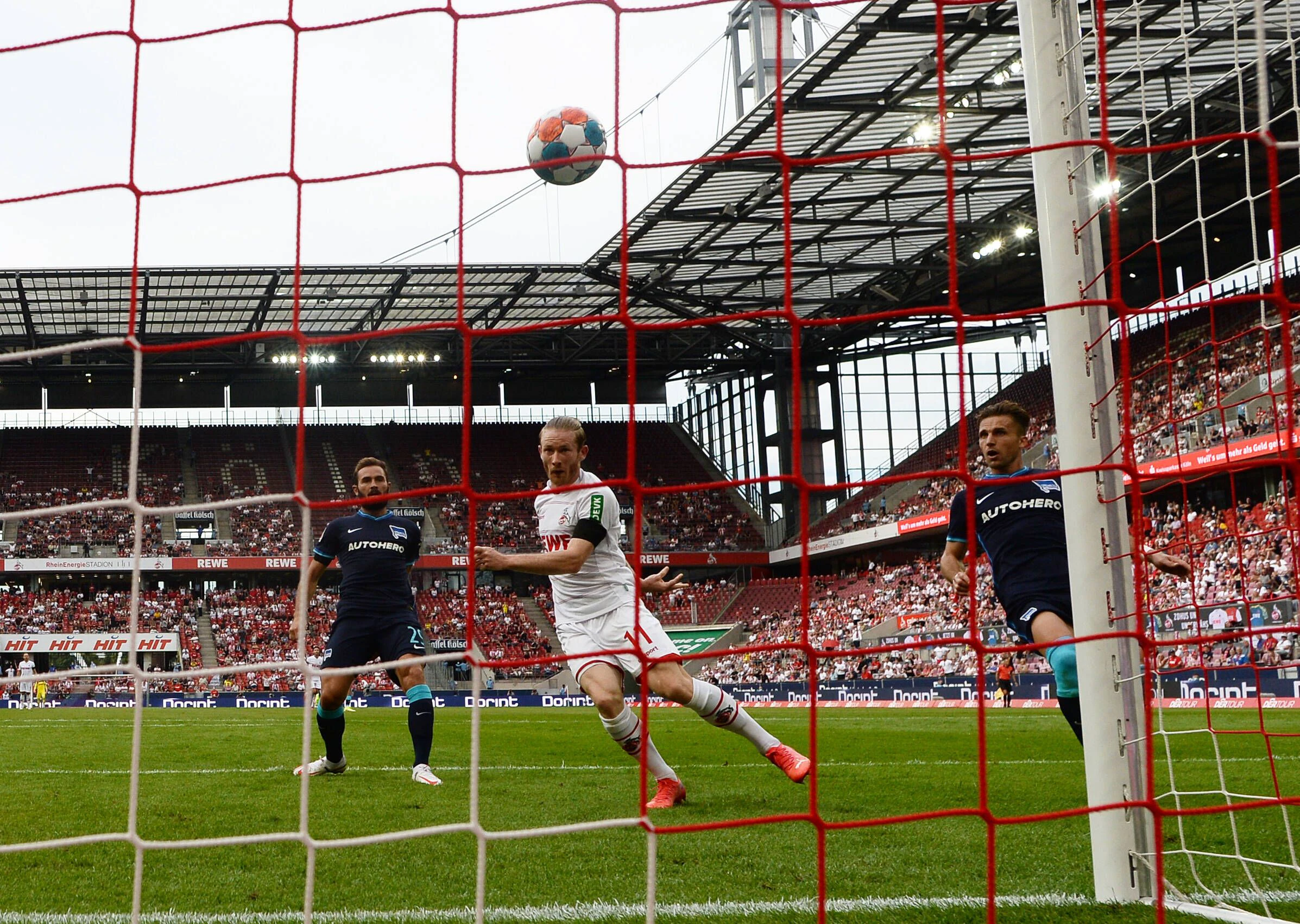  Fussball, Herren, Saison 2021/2022, 1. Bundesliga 1. Spieltag, 1. FC Köln - Hertha BSC, Florian Kainz 1. FC Köln erzielt das Tor zum 2:1 gegen Lucas Tousart Hertha BSC und Peter Pekarik Hertha BSC, 15.08. 2021, *** Football, Men, 2021 2022 season, 1 Bundesliga 1 matchday , 1 FC Köln Hertha BSC, Florian Kainz 1 FC Köln scores the goal to 2 1 against Lucas Tousart Hertha BSC and Peter Pekarik Hertha BSC , 15 08 2021, Copyright: xMatthiasxKochx