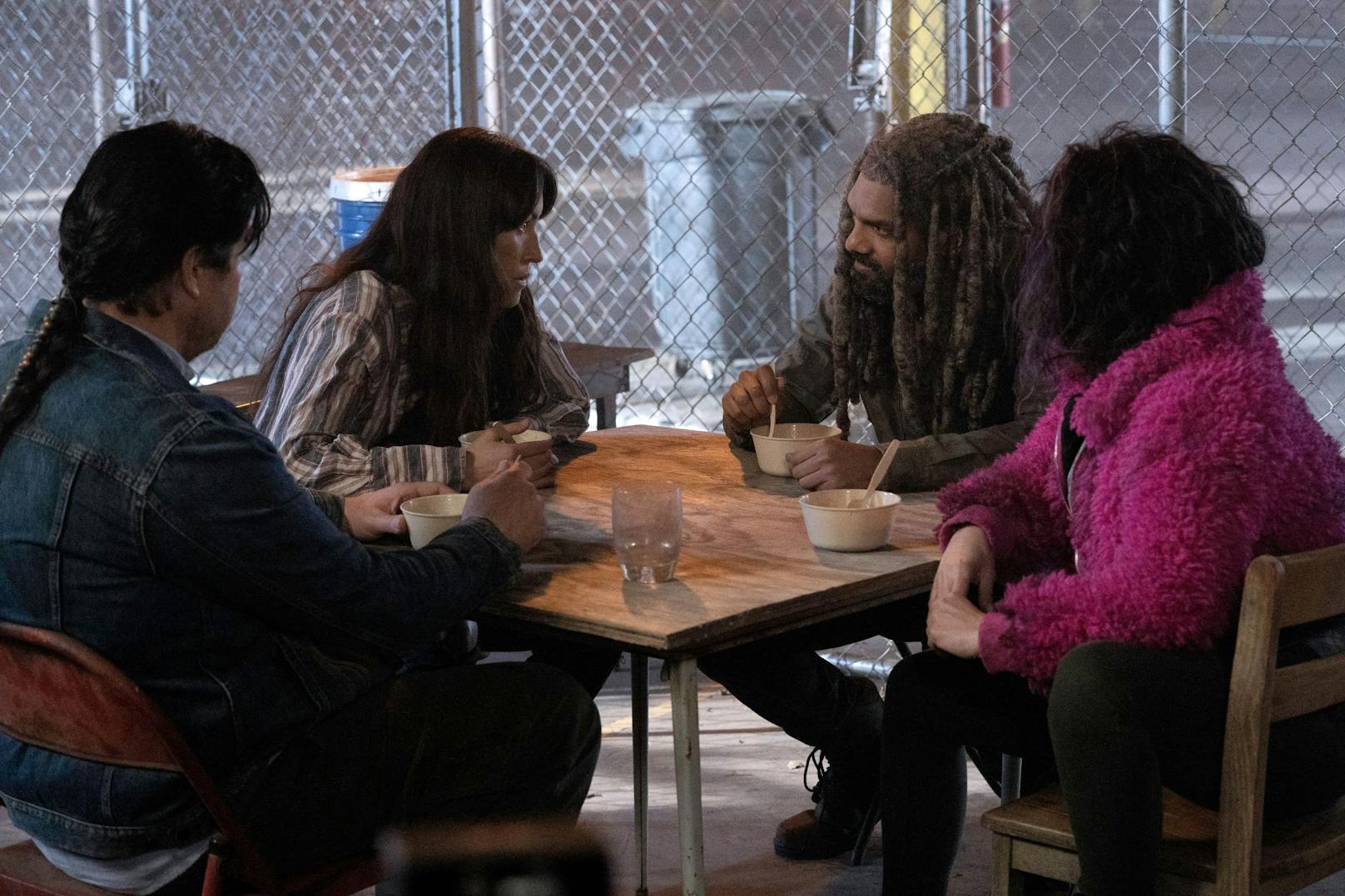 Dr. Eugene Porter (Josh McDermitt), Yumiko (Eleanor Matsuura), Ezekiel (Khary Payton), Juanita 'Princess' Sanchez (Paola Lázaro) in "The Walking Dead" Staffel 11.