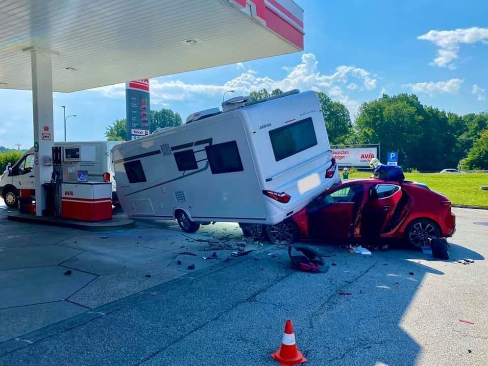 Pkw-Lenker (81) krachte in Wohnwagen-Gespann