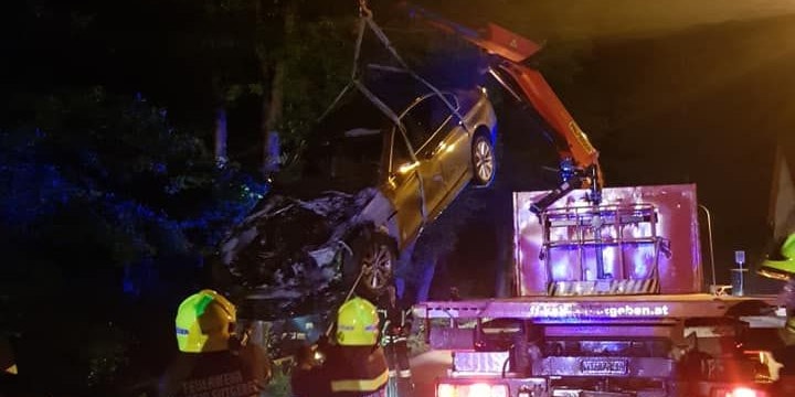 Die Feuerwehr transportierte das Wrack ab.